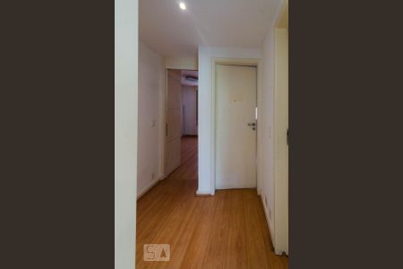 Hall de acesso aos dormitórios e banheiro social de apartamento para alugar com 3 quartos, 117m² em Leblon, Rio de Janeiro