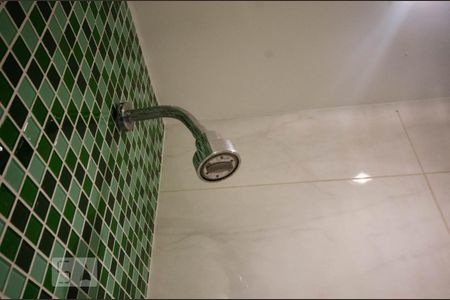 Detalhe chuveiro do banheiro social de apartamento para alugar com 3 quartos, 117m² em Leblon, Rio de Janeiro