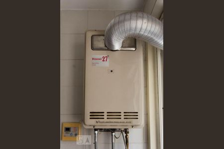 Apartamento para alugar com 117m², 3 quartos e 1 vagaDetalhe aquecedor a gás na área de serviço