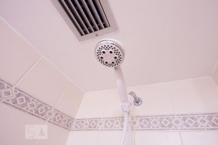 Banheiro social (detalhe ducha) de apartamento para alugar com 2 quartos, 63m² em Jardim Paulista, São Paulo