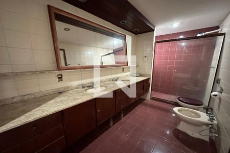 Casa à venda com 450m², 5 quartos e 3 vagasBanheiro da Suíte 1