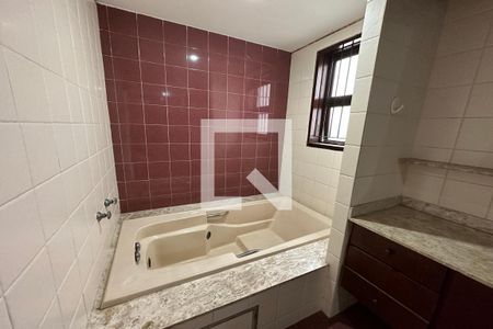 Casa à venda com 450m², 5 quartos e 3 vagasBanheiro da Suíte 1