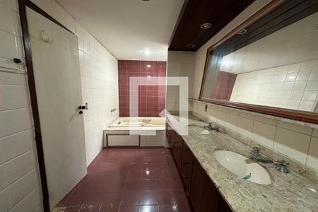 Casa à venda com 450m², 5 quartos e 3 vagasBanheiro da Suíte 1