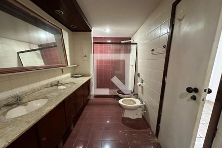 Casa à venda com 450m², 5 quartos e 3 vagasBanheiro da Suíte 1