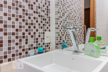 Banheiro de apartamento à venda com 2 quartos, 80m² em Jardim Tupanci, Barueri