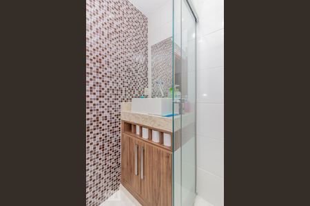 Banheiro de apartamento à venda com 2 quartos, 80m² em Jardim Tupanci, Barueri