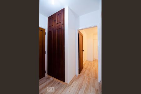 Corredor de apartamento à venda com 3 quartos, 97m² em Cambuí, Campinas