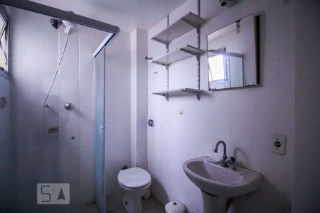 Banheiro de apartamento para alugar com 2 quartos, 51m² em Cerqueira César, São Paulo
