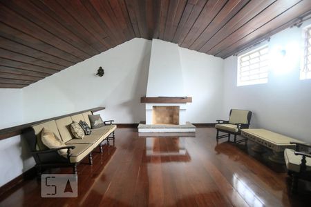 Sala de TV de casa à venda com 5 quartos, 350m² em Alto de Pinheiros, São Paulo