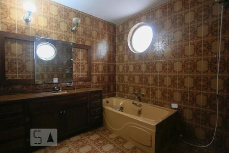 Casa à venda com 350m², 5 quartos e 4 vagasBanheiro Suite 