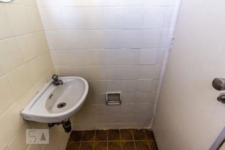 Banheiro de serviço de apartamento para alugar com 3 quartos, 119m² em Higienópolis, São Paulo