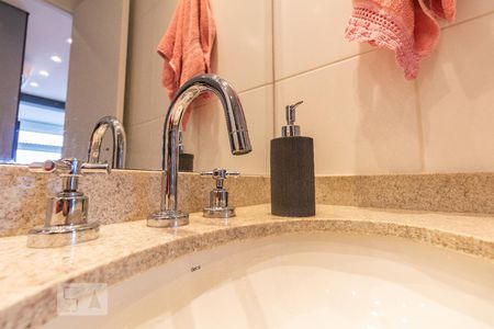 Banheiro de apartamento para alugar com 2 quartos, 75m² em Santo Amaro, São Paulo