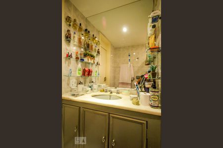 Apartamento à venda com 170m², 3 quartos e 1 vaga Apartamento à venda com 170m², 3 quartos e 1 vagaSuite