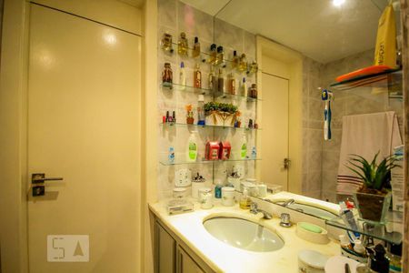 Apartamento à venda com 170m², 3 quartos e 1 vaga Apartamento à venda com 170m², 3 quartos e 1 vagaSuite