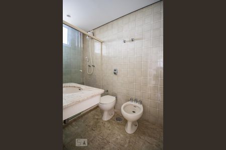Banheiro social de apartamento à venda com 3 quartos, 223m² em Alto de Pinheiros, São Paulo