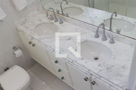 Apartamento para alugar com 240m², 3 quartos e 3 vagasBanheiro da Suíte 1