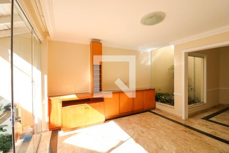 Sala de TV de casa de condomínio para alugar com 4 quartos, 216m² em Jardim Petrópolis, São Paulo