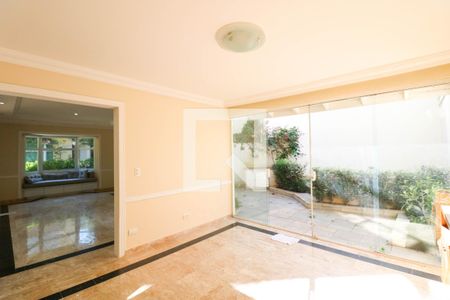 Sala de TV de casa de condomínio para alugar com 4 quartos, 216m² em Jardim Petrópolis, São Paulo