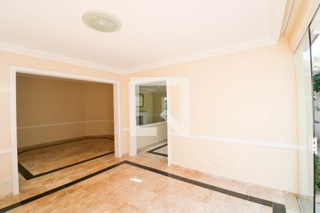 Sala de TV de casa de condomínio para alugar com 4 quartos, 216m² em Jardim Petrópolis, São Paulo