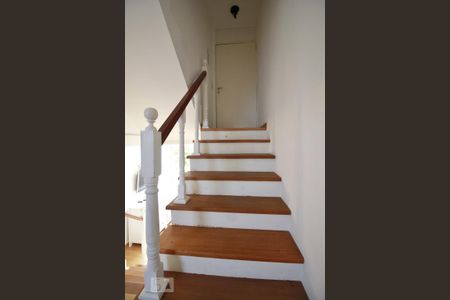 Escadas de apartamento para alugar com 1 quarto, 40m² em Vila Tramontano, São Paulo