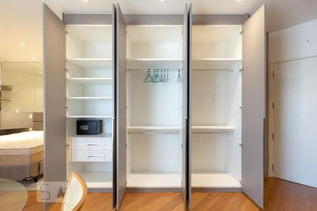 Armário  de apartamento para alugar com 1 quarto, 61m² em Vila Olímpia, São Paulo