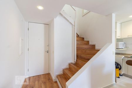 Escada de apartamento para alugar com 1 quarto, 60m² em Alto da Mooca, São Paulo