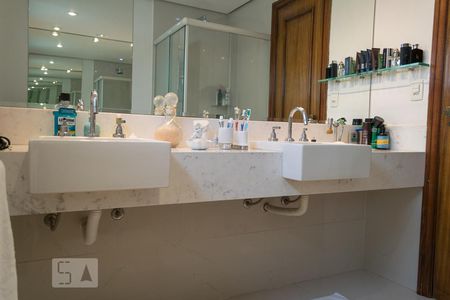 Apartamento para alugar com 240m², 4 quartos e 3 vagasBanheiro suíte 4