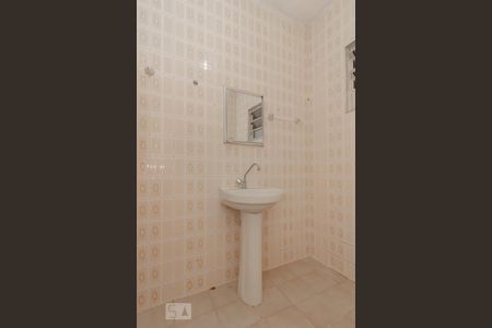 Banheiro de casa para alugar com 2 quartos, 150m² em Km 18, Osasco