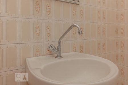 Banheiro de casa para alugar com 2 quartos, 150m² em Km 18, Osasco