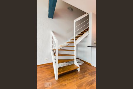 Escada de apartamento para alugar com 1 quarto, 56m² em Cambuí, Campinas