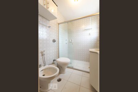 Banheiro da suite de apartamento para alugar com 3 quartos, 112m² em Leblon, Rio de Janeiro
