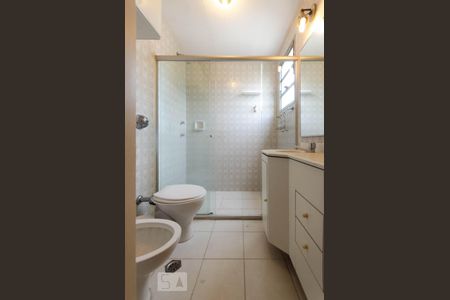 Banheiro da suite de apartamento para alugar com 3 quartos, 112m² em Leblon, Rio de Janeiro
