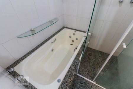 Apartamento para alugar com 150m², 3 quartos e 4 vagasBanheira do Banheiro Suíte 1 