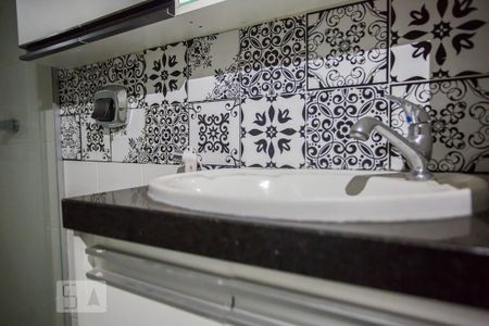 Banheiro de kitnet/studio para alugar com 1 quarto, 28m² em Asa Norte, Brasília