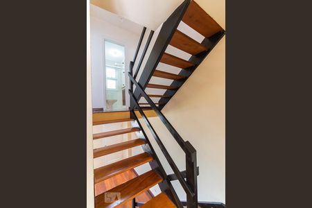 Escadas de casa de condomínio à venda com 2 quartos, 160m² em Jardim Consórcio, São Paulo