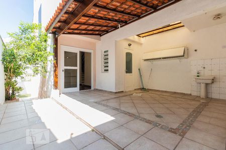 Casa de condomínio à venda com 160m², 2 quartos e 2 vagasQuintal