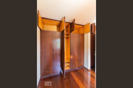 Casa de condomínio à venda com 160m², 2 quartos e 2 vagasSuíte