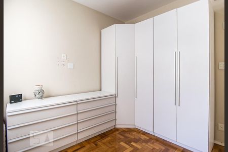 Apartamento à venda com 70m², 2 quartos e 1 vaga Apartamento à venda com 70m², 2 quartos e 1 vagaArmário e estante quarto 2