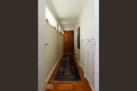 Apartamento à venda com 300m², 4 quartos e 2 vagasCorredor de acesso aos quartos