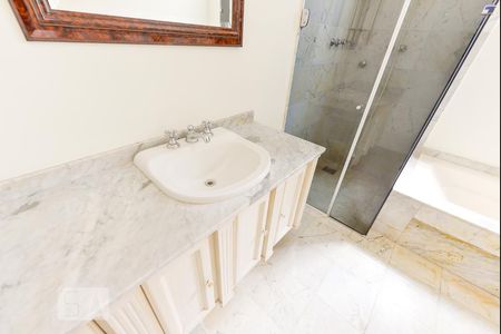 Casa à venda com 350m², 3 quartos e 8 vagasBanheiro Suíte 2