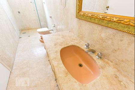 Casa à venda com 350m², 3 quartos e 8 vagasBanheiro Suíte 1