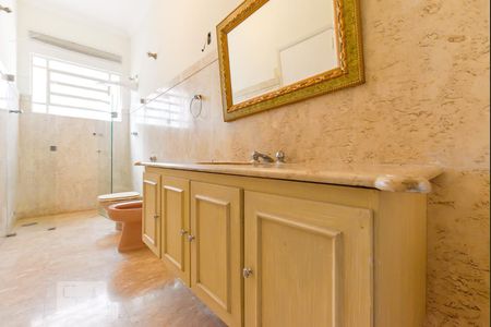 Casa à venda com 350m², 3 quartos e 8 vagasBanheiro Suíte 1