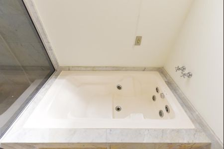 Casa à venda com 350m², 3 quartos e 8 vagasBanheiro Suíte 2