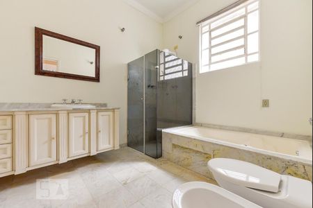 Casa à venda com 350m², 3 quartos e 8 vagasBanheiro Suíte 2