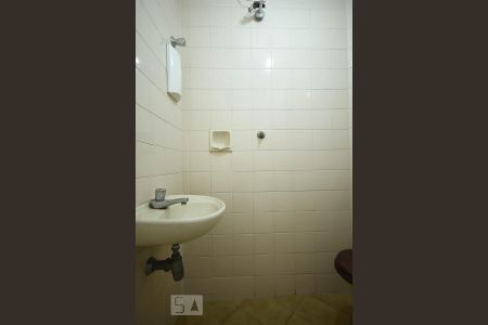 Banheiro de serviço de apartamento para alugar com 2 quartos, 74m² em Butantã, São Paulo