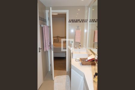 Apartamento à venda com 132m², 3 quartos e 3 vagasBanheiro da Suíte 1 e 2