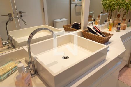 Apartamento à venda com 132m², 3 quartos e 3 vagasBanheiro da Suíte 1 e 2 detalhe