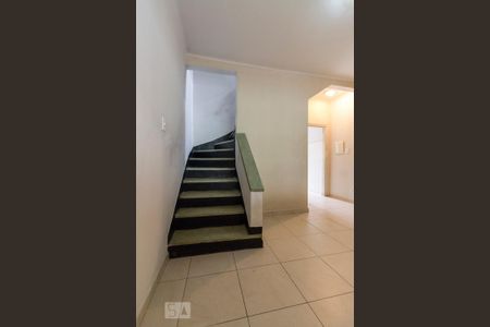 Escada de Acesso aos Quartos e Banheiro  de casa para alugar com 2 quartos, 120m² em Vila Moreira, São Paulo
