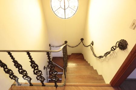 Casa para alugar com 330m², 4 quartos e 6 vagasEscada