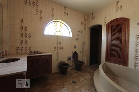 Casa para alugar com 330m², 4 quartos e 6 vagasSuite 